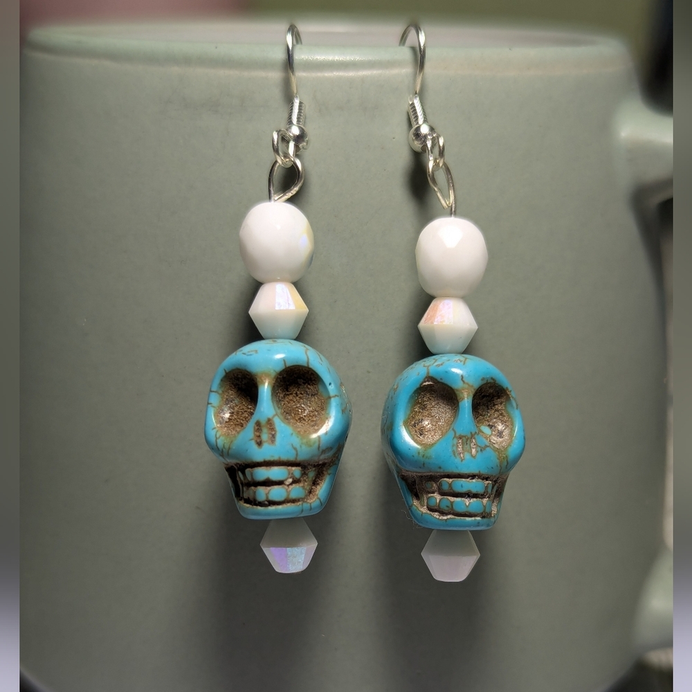 Dangling skull earrings